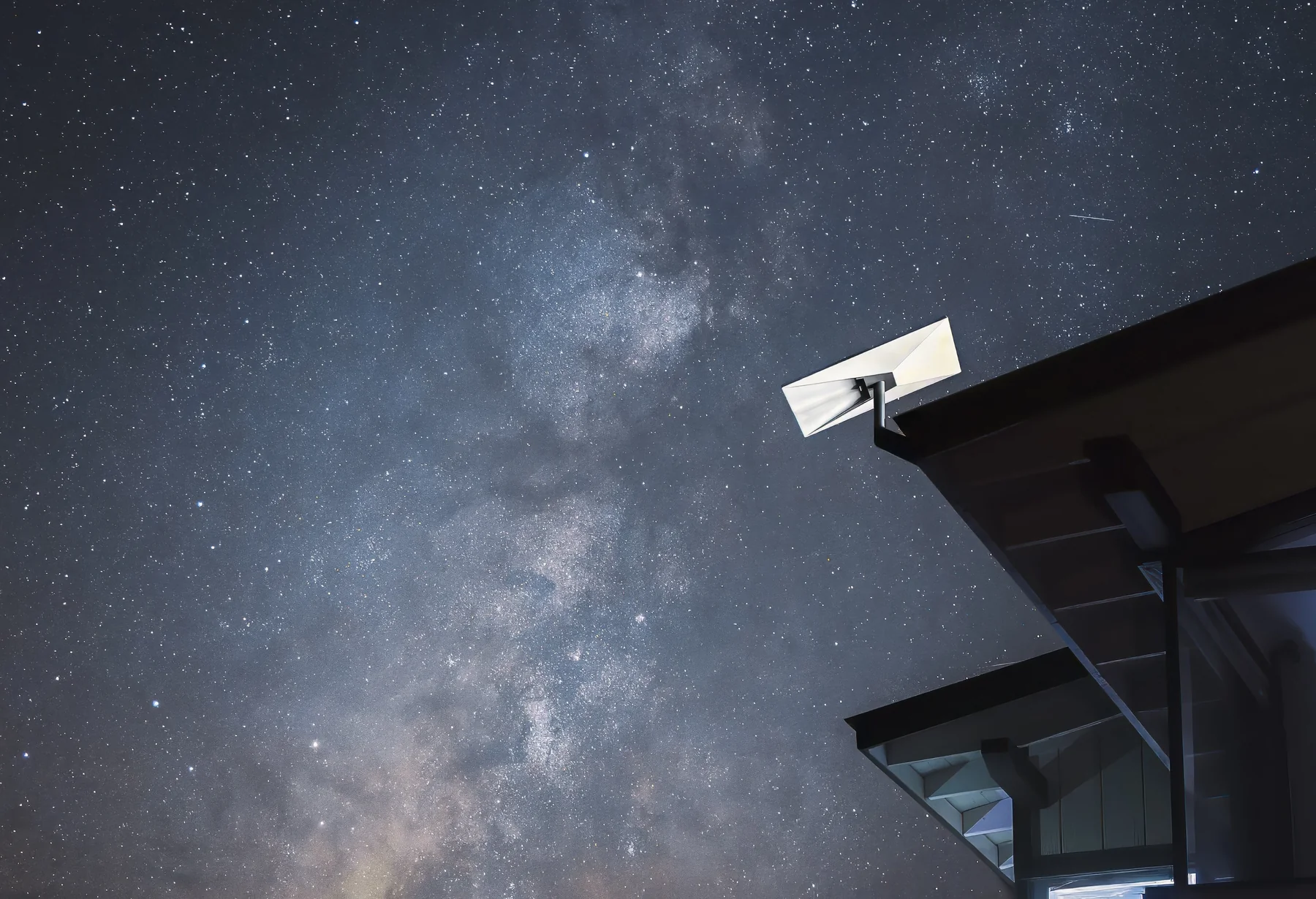 Antenne Starlink installée sur une maison sous un ciel étoilé — visuel officiel Starlink