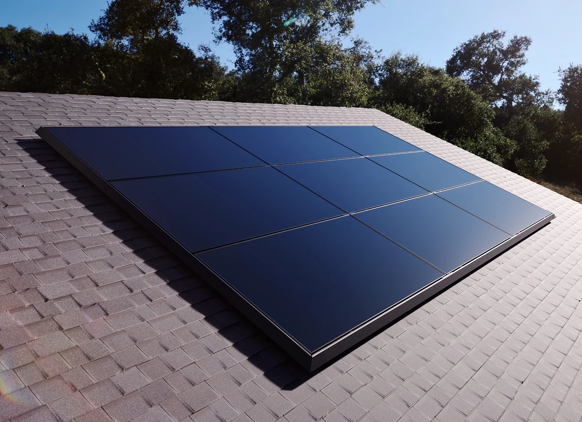 Détail des panneaux solaires noirs Tesla et de leur intégration au plus près de la toiture